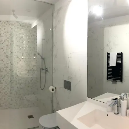 One Near In Hotel Bucharest